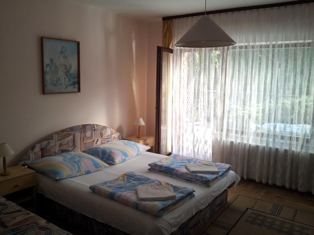 Agi Panzio Obuda Bed and Breakfast Boedapest Kamer foto