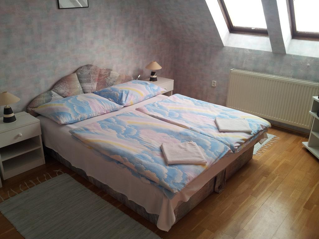 Agi Panzio Obuda Bed and Breakfast Boedapest Kamer foto