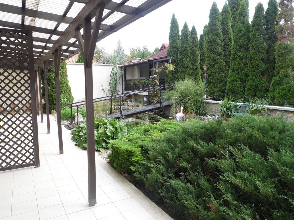 Agi Panzio Obuda Bed and Breakfast Boedapest Buitenkant foto