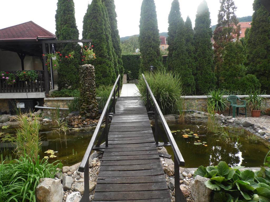Agi Panzio Obuda Bed and Breakfast Boedapest Buitenkant foto