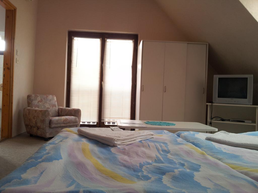 Agi Panzio Obuda Bed and Breakfast Boedapest Kamer foto